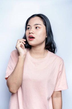 Tipik ergen sivilceli, sivilceli, yara izi olan genç bir bayanın yakın çekimi. Beyaz arka planda sivilce sorunu olan genç kız, cilt sorunu olan yüz ve kadın derisi konsepti.