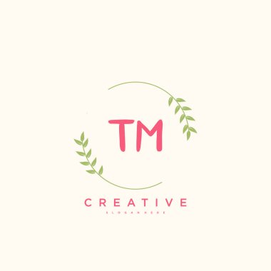 TM güzellik vektörü ilk logosu, ilk imzanın el yazısı sanat tasarımı, düğün, moda, mücevher, butik, çiçek ve botanik, herhangi bir şirket ya da işletme için yaratıcı şablona sahip..