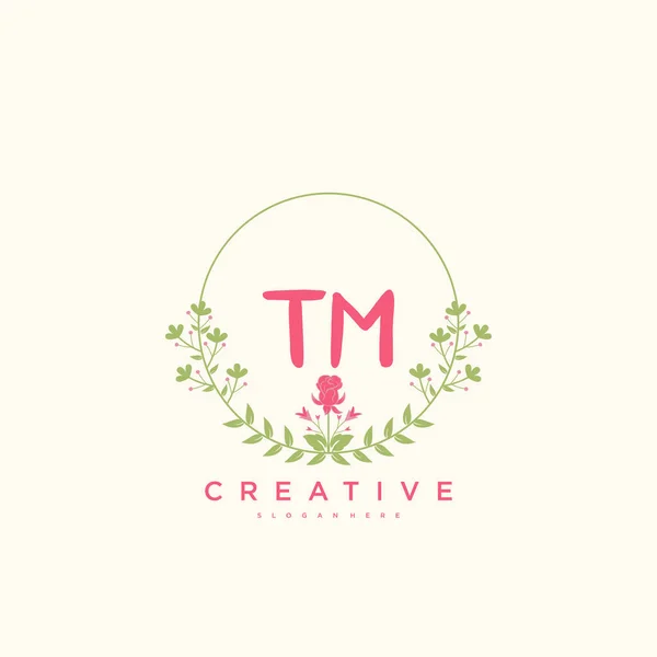 Tm美容ベクトル初期ロゴ 任意の会社やビジネスのための創造的なテンプレートを持つ初期の署名 結婚式 ファッション ジュエリー ブティック 花や植物の手書きのロゴアートデザイン — ストックベクタ