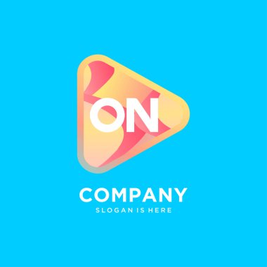 Renkli şablon vektörüyle ilk logoda.