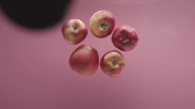 Elma suyu reklamı için en üst akvaryumdan çekilen tatlı elma. 