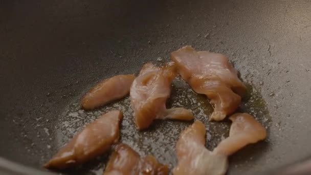 Chef förbereder en läcker kyckling kött matlagning av kyckling bröst i stekpanna — Stockvideo
