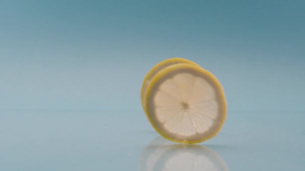 Citroen citroen plakjes closeup voedsel zomer achtergrond voor tonic en soda sap — Stockvideo