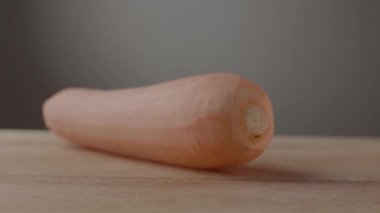  Taze havuç taze organik doğal sebzeleri temizler.