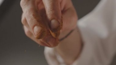 Profesyonel Şef, Hand wok Asya yemeklerinin son bileşenlerini ekliyor. 