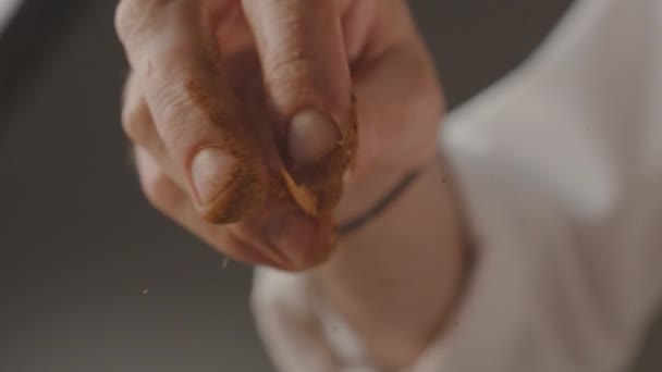 Professionele chef-kok serveert schotel toevoegen van definitieve ingrediënt door Hand wok aziatische voedsel — Stockvideo
