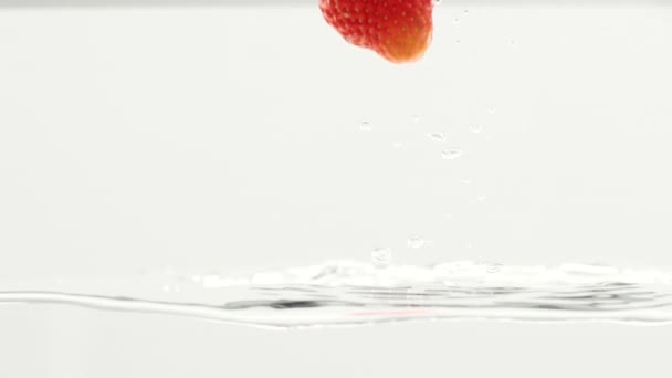 Фрукты в воде тропические свежие сладкие клубники чистые цитрусовые вкусный красивый — стоковое видео