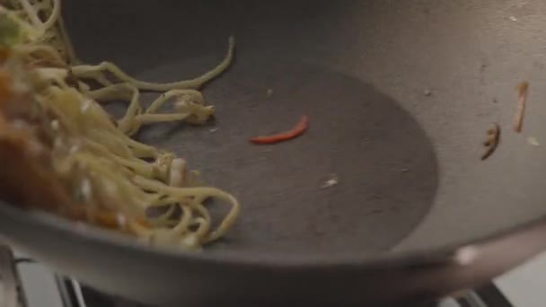 Vaření kuchyně zvrací horké smažení wok s kuřecím masem, zeleninou a nudlemi — Stock video