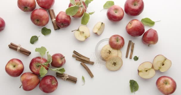 식탁 위의 아름다운 단맛 이 나는 사과, 상업적 인 포도즙 천연 과일을 위한 깨끗 한 사과 — 비디오