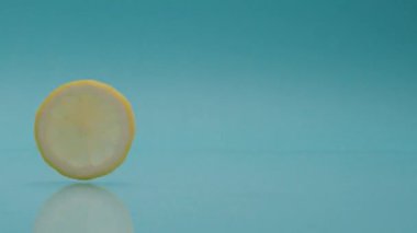 Limon limonu yakın plan, yaz mevsiminde tonik ve soda için gıda dilimleri