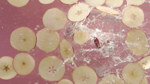 Tranche de pommes beaty de pomme douce filmée à partir de l'aquarium supérieur pour le jus commercial — Video