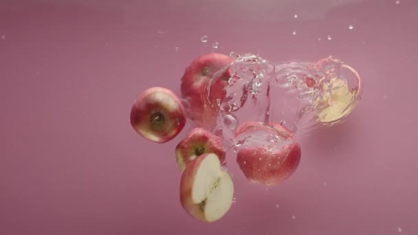 Słodkie jabłko sfilmowane z topowego akwarium dla komercyjnych soków beaty jabłka — Wideo stockowe
