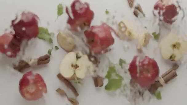 Jablko krásné složení s plátkem a skořicí a vodou — Stock video