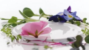 Güzel çiçek pembe ve mavi, mikro yeşil, modern, inanılmaz kompozisyonu var.