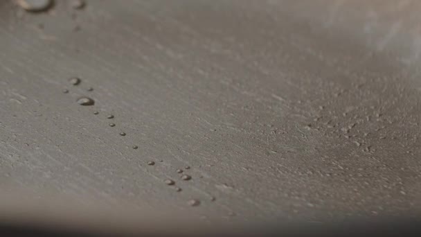 Öl in eine Pfanne gießen, um die Pfanne aus nächster Nähe zu kochen — Stockvideo