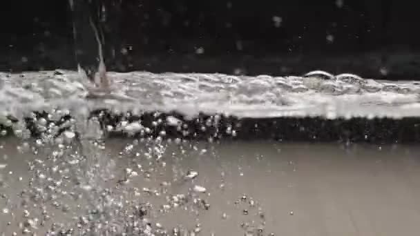 透明な水の流れ水族館の泡のスプラッシュで水の滴のストリーム — ストック動画