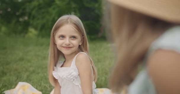 Niños sesión de fotos sonriendo chicas bonitas en el parque monas hermanitas — Vídeo de stock