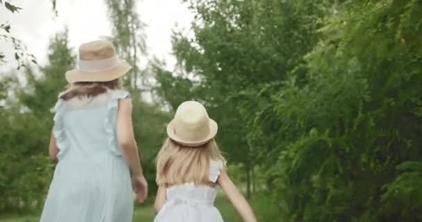 Meninas correm através do parque florestal Criança feliz pagando no jardim Crianças — Vídeo de Stock