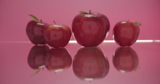 Zoet fruit samenstelling schoonheid rood appel met lichten het beweegt achter hen — Stockvideo