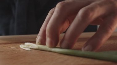 Malzemelerin hazırlanması salata pişirmek vejetaryen lokantası soğan doğramak