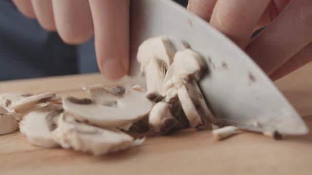 Hombres Chef cortar setas con cuchillo para ensalada en la cocina y el hombre de casa Cocinar — Vídeos de Stock