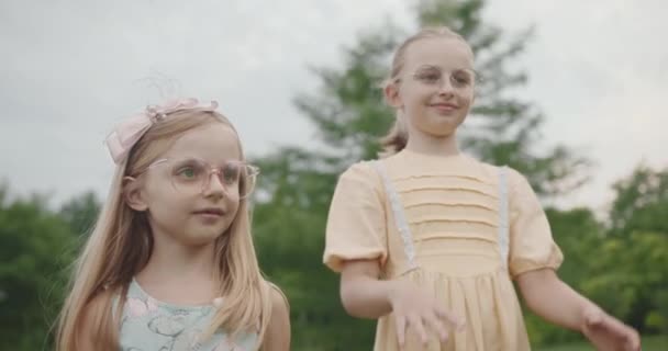 Niñas niño capturas jabón burbujas en el parque al aire libre niños sueño concepto feliz — Vídeos de Stock