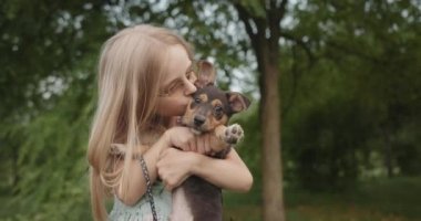 Parkta köpekle oynayan mutlu küçük kızlar ve köpek onu ısırır.