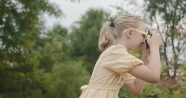 Niña niño tomar fotos en el parque al aire libre niños sueño concepto feliz — Vídeo de stock