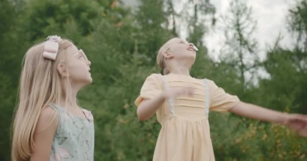 Kind fängt Seifenblasen im Park im Freien Kinder träumen Konzept glücklich — Stockvideo