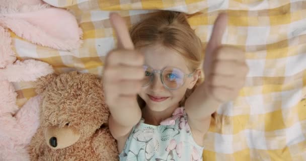 Graciosa niña sonriendo y se parece a la webcam haciendo videollamada en línea — Vídeo de stock