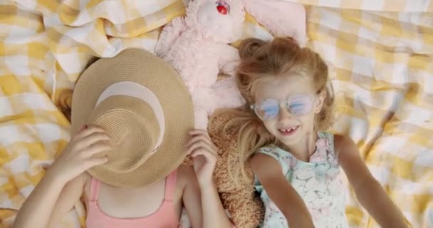 Meninas retrato sorrindo e jogar fora seus chapéus uma menina sem um dente — Vídeo de Stock