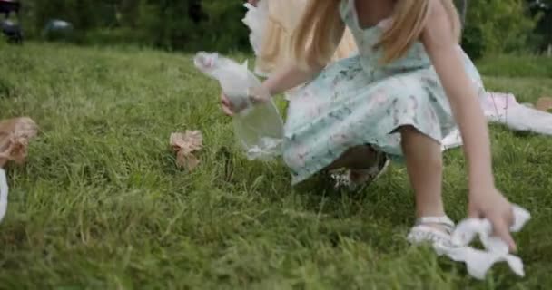 Úklid přírody holčičky sbírat plasty a odpadky v pytli na odpadky — Stock video