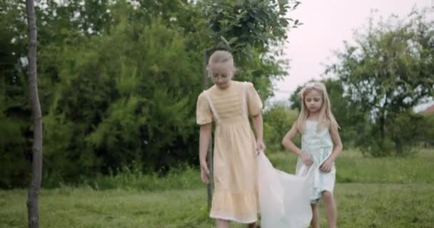 Aktivist Skydda naturen små flickor samla plast och skräp i en papperspåse — Stockvideo