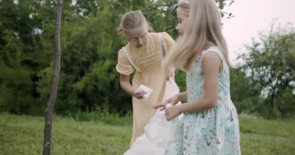 Teamarbeit reinigt Plastik Freiwillige sammeln Müll ein — Stockvideo