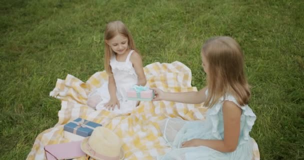 Старша сестра дарує молодшій сестрі цифровий аксесуар — стокове відео