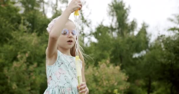 Flickor barn gör bubblor i parken utomhus barn dröm koncept glad — Stockvideo