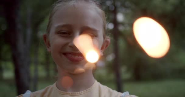 Niño feliz mira fuegos artificiales pensando en el futuro en el parque natural — Vídeos de Stock