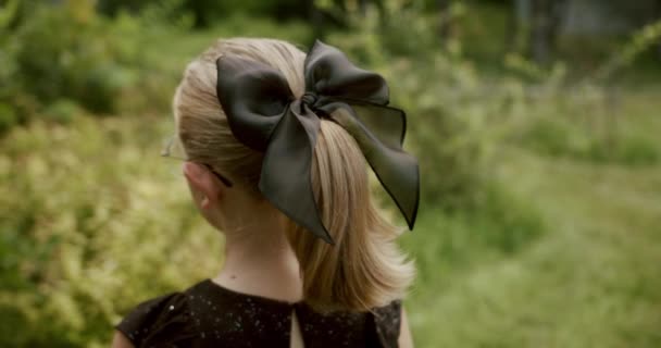 Porträtt söt tonåring flicka med svart båge huvud tillbehör från baksidan och framsidan — Stockvideo