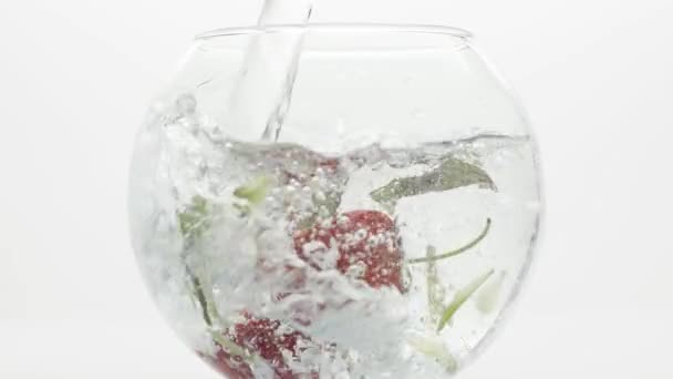 Bella fragola dolce frutta fresca attraente primo piano naturale cade in acqua — Video Stock