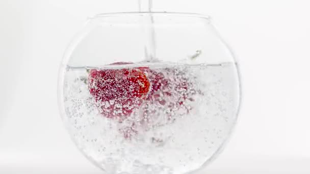 Zoete aardbei vers fruit smakelijke versheid closeup natuurlijke watervallen in water — Stockvideo