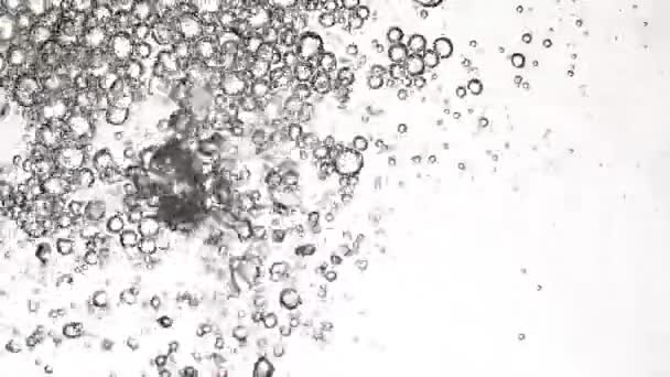 Schoon Water stroomt van boven creëert bellen schoon oppervlak slow motion valt — Stockvideo