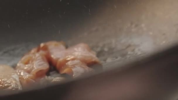 Lezzetli bir tavuk eti pişiriyorum Kızartma tavasında tavuk göğsü pişiriyorum — Stok video