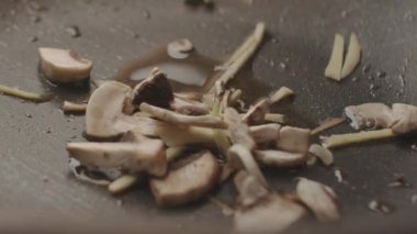 Sebzeler zencefil mantarı, kırmızı biber ve lahana pişirmek için kaseye düşer.