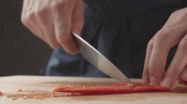 Aşçı ahşap tahtada kırmızı biber ile temizdir.