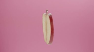 Elma cips dilimleri, temiz, ticari, yaratıcı meyve suyu dilimleri için döner döner döner.