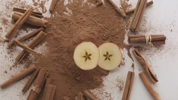 Frutas naturais Apple Chips voar com canela composição comercial criativa — Vídeo de Stock