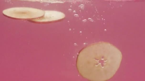 Frutta a fetta di mela dolce filmata in acquario per mele beaty succo commerciale — Video Stock