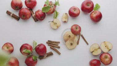 Güzel kompozisyon kırmızı elma konsept meyve suyu doğal meyveler