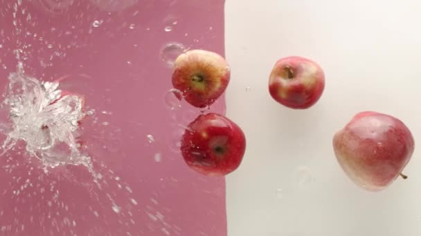 甜苹果从顶部果蝇在水族馆拍摄为商业果汁肉质苹果 — 图库视频影像