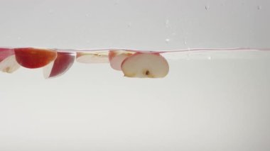 Suda Dilimler Düşen Yarıları olan Kırmızı Elma. Başla. Sulu kırmızı yeşil elmalar 